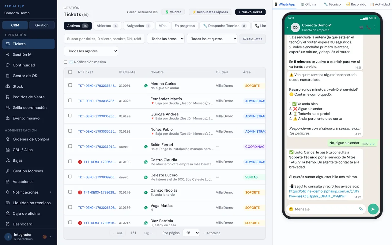 Panel de tickets junto a la conversación de WhatsApp que el asistente está atendiendo